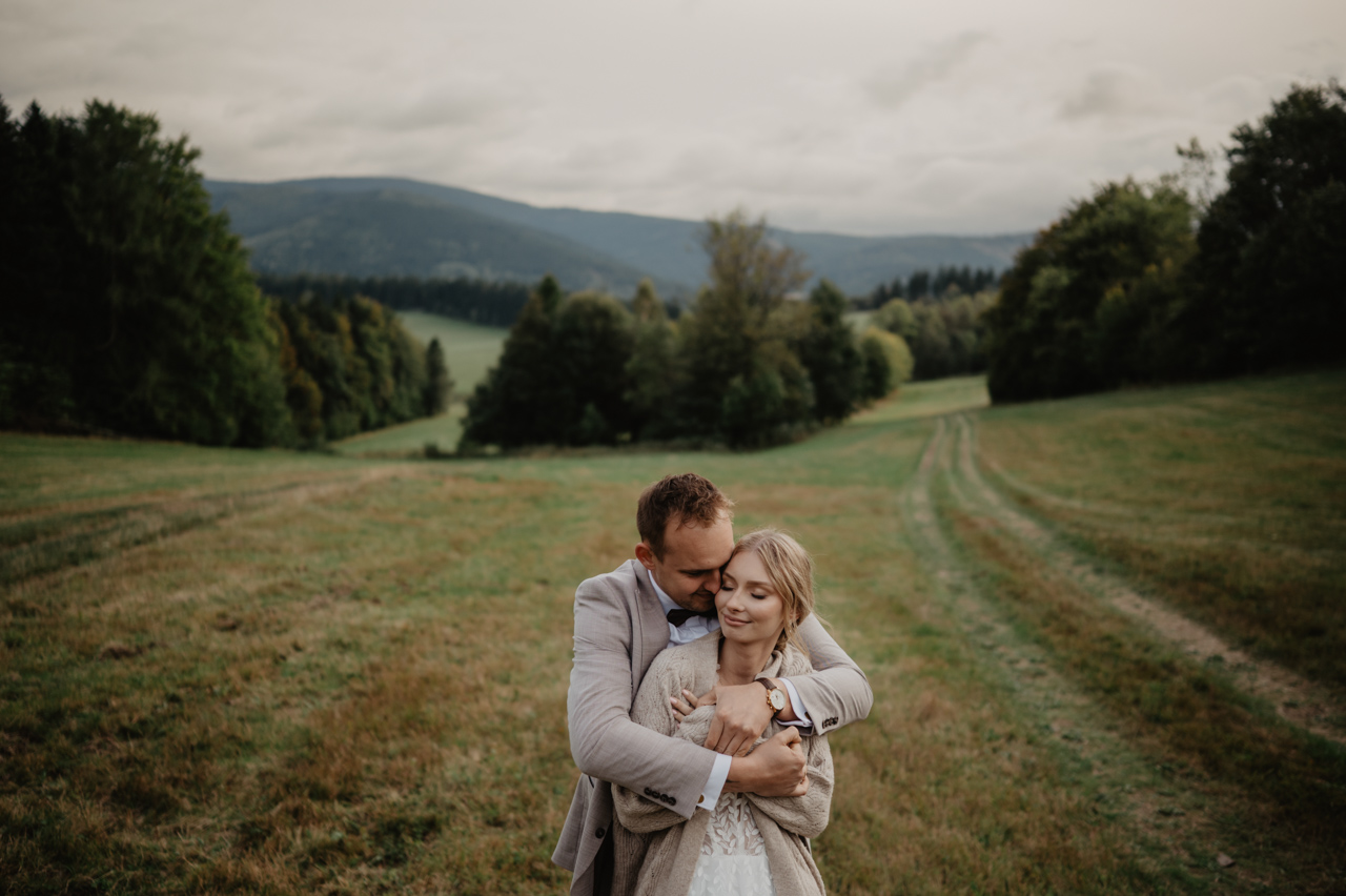 naturalna sesja ślubna w górach Dolny Śląsk