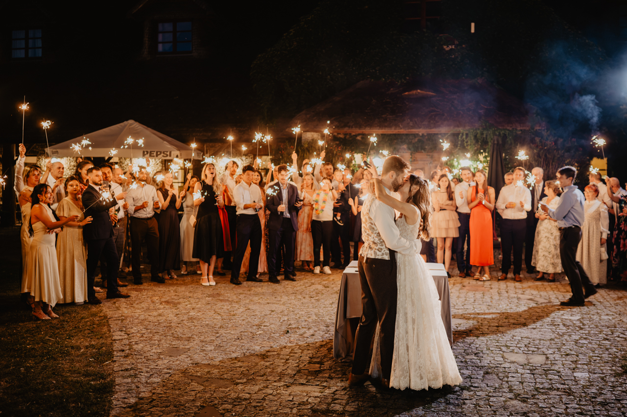 Reportaż ślubny w Miłocin Park – fotografia ślubna na Dolnym Śląsku